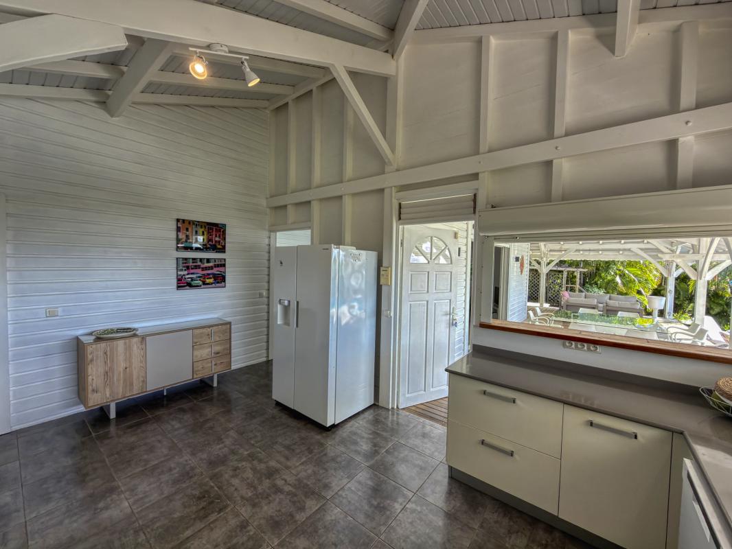 22.Location Villa piscine vue mer Sainte Anne Guadeloupe_Cuisine vue mer